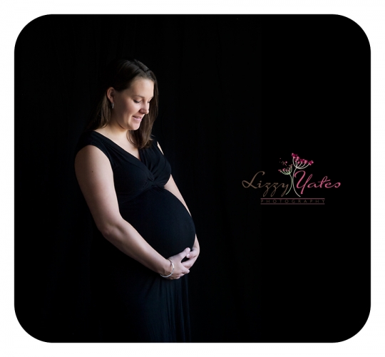 Maternity photographer in Little Rock Arkansas photographs an expectant mom