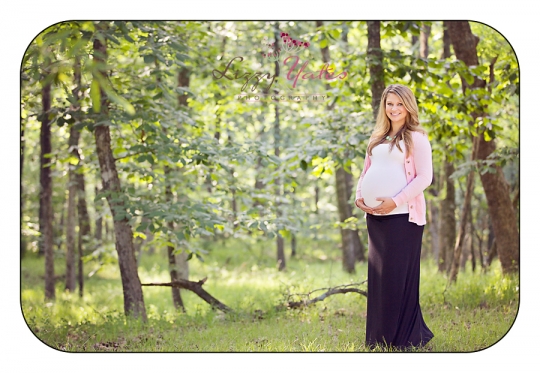 outdoor maternity pictures by arkansas maternity photographer 